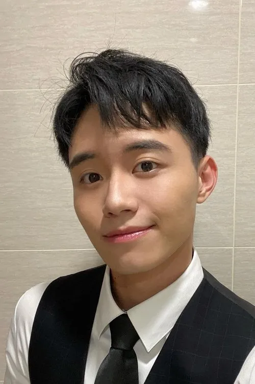 Tyler Ho interpretando a man in black