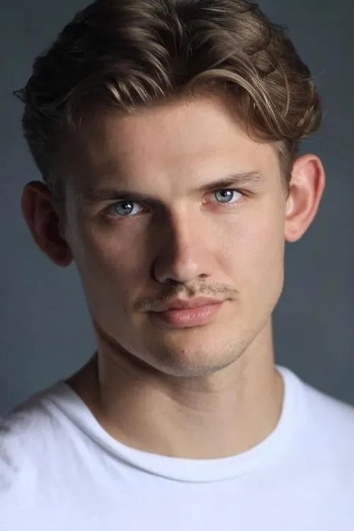 Tyler Johnson Ellis interpretando a Ralph