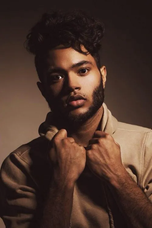 Tyler Joseph Campbell interpretando a Reporter