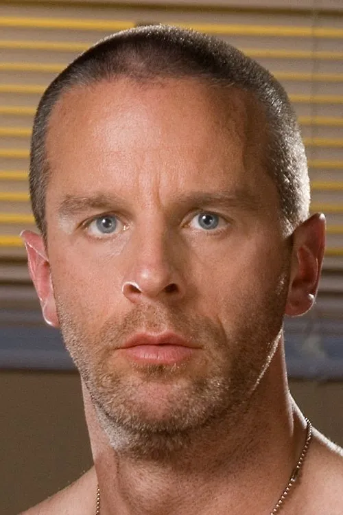 Tyler Kane interpretando a 