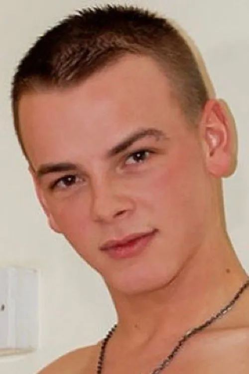 Tyler M. interpretando a