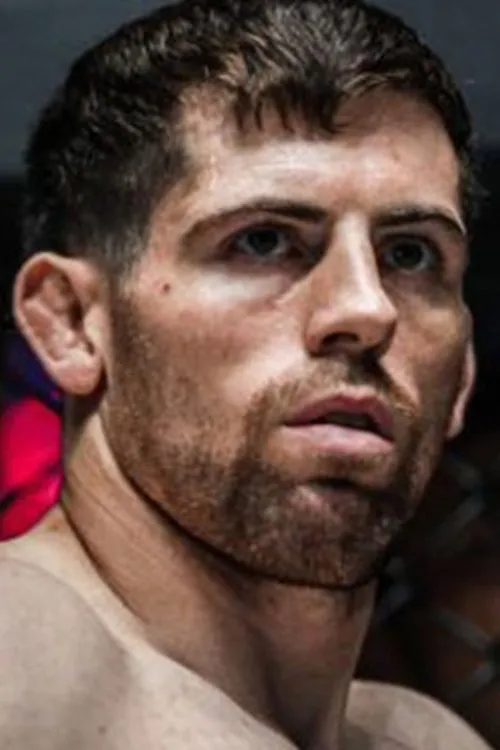 Tyler McGuire interpretando a Self