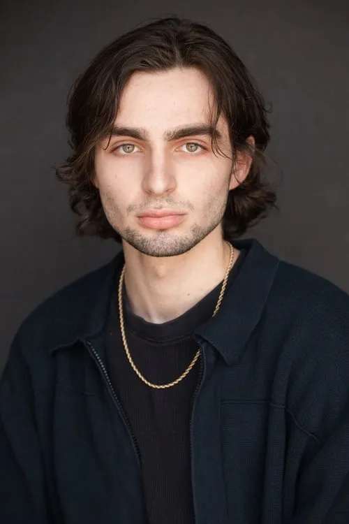 Tyler Palomo interpretando a Simon