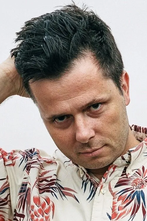 Tyler Pope interpretando a Self