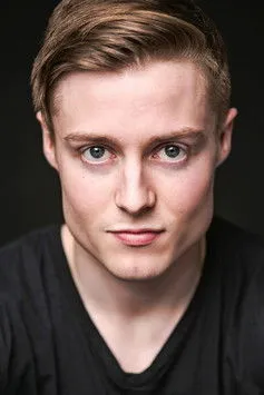 Tyler Read interpretando a James