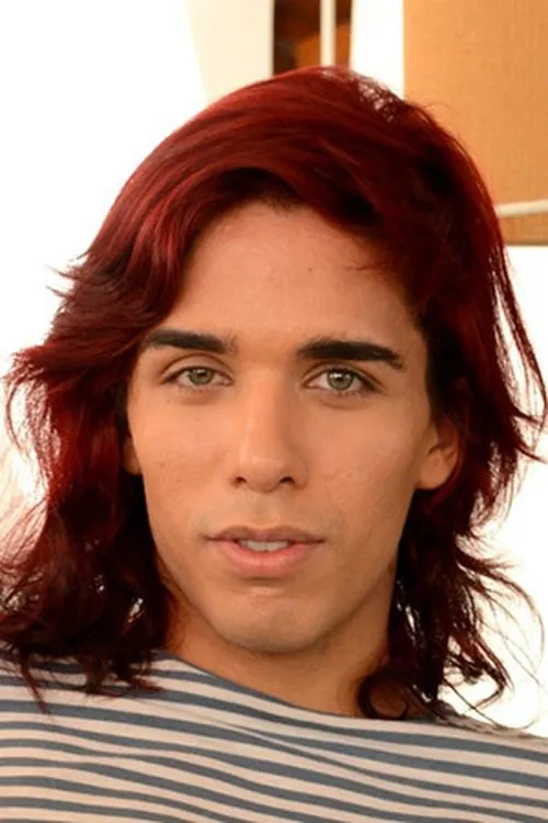 Tyler Tremallose interpretando a 