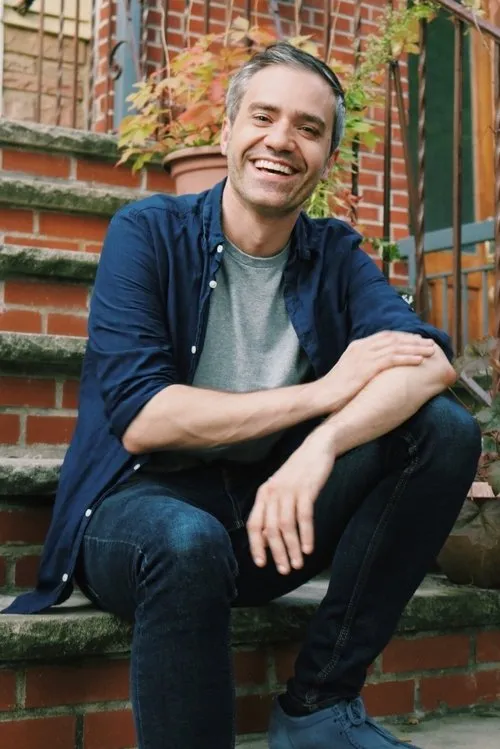 Tynan DeLong interpretando a 