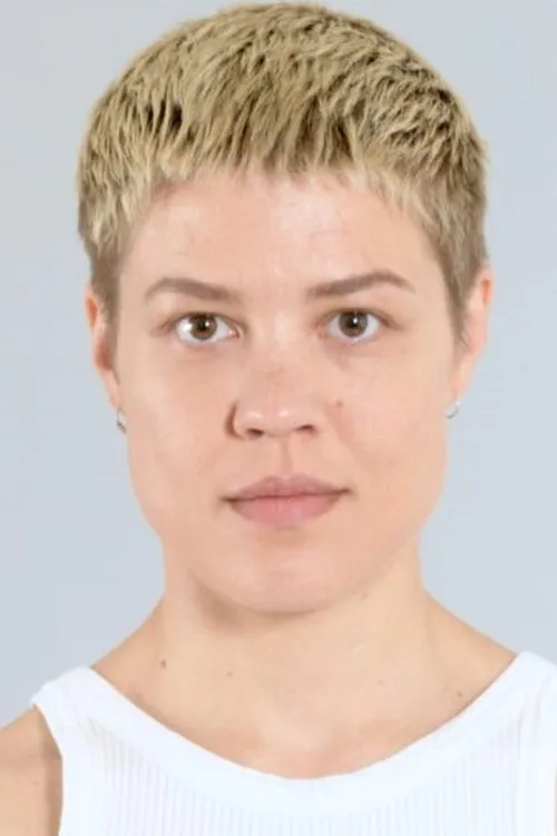 Tyra Wigg interpretando a ANNA/REIKO/UKI THE VIRUS