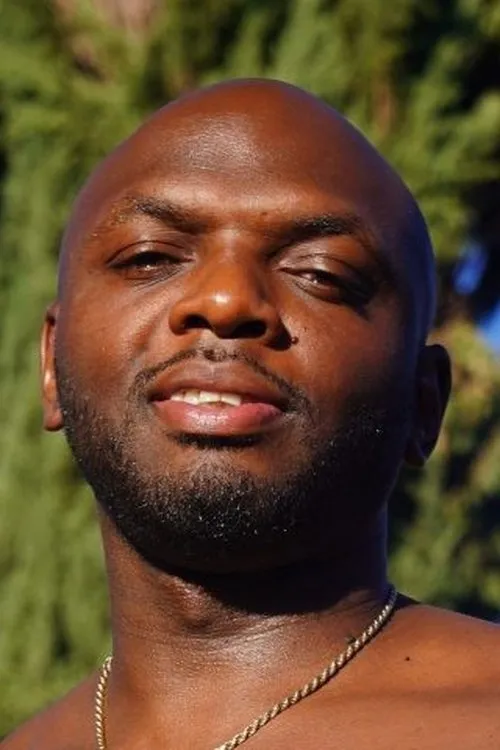 Tyrone Love interpretando a Officer