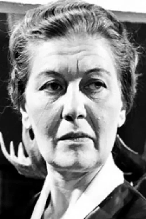 Τζόλυ Γαρμπή interpretando a Mother