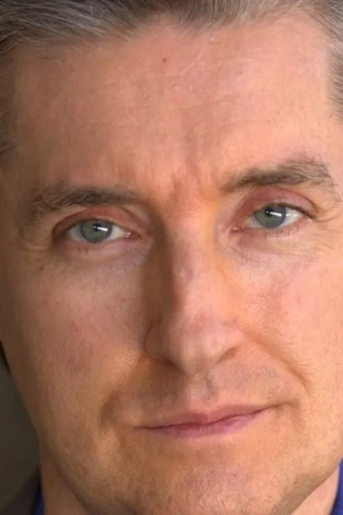 Ugo Bianchi interpretando a Captain Monroe