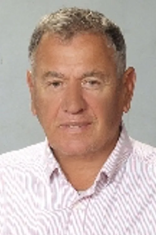 Uğur Say interpretando a Fikret