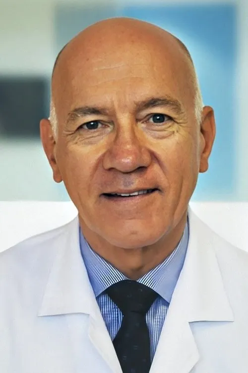 Ulgar Manzakoğlu interpretando a Sef Polis