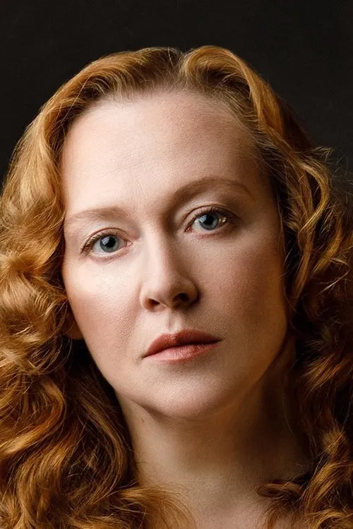 Юлия Ауг interpretando a Train Conductor