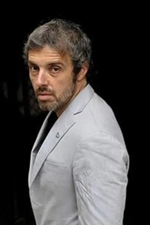 Uliks Fehmiu interpretando a Saša