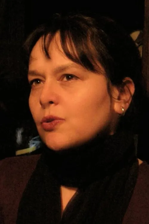 Ülkü Akbaba interpretando a Eleni