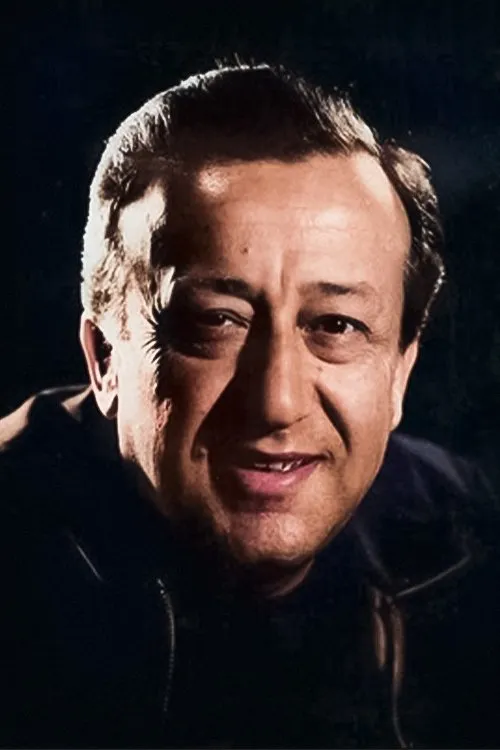 Ulvi Uraz interpretando a