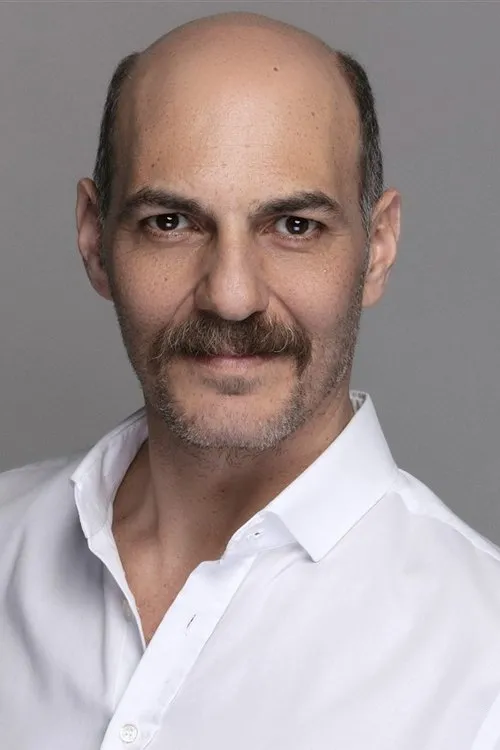 Umut Karadağ interpretando a Mose'nin Yardimcisi