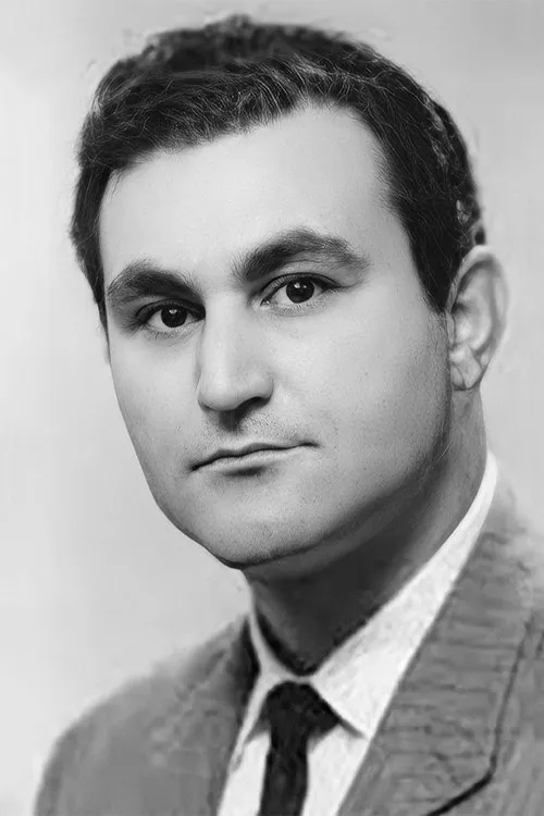 Ünal Gürel interpretando a Fatsali Osman