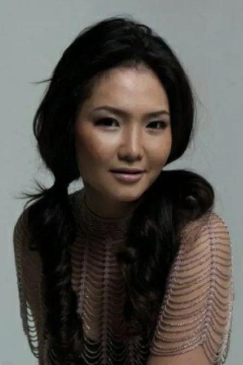 Undral Choimpog interpretando a