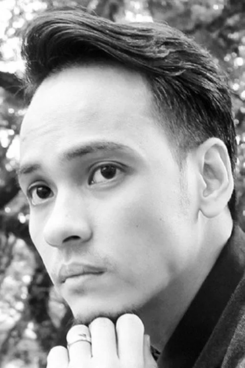 Ungku Hariz interpretando a 