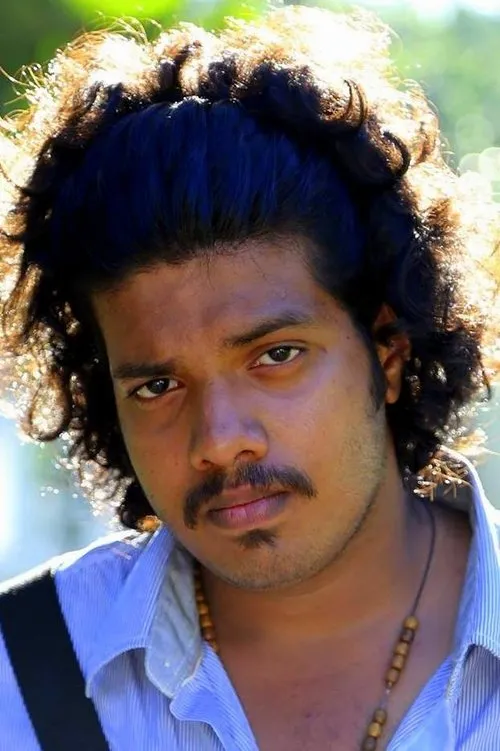 Unni Rajan P Dev interpretando a Bastin Pathrose