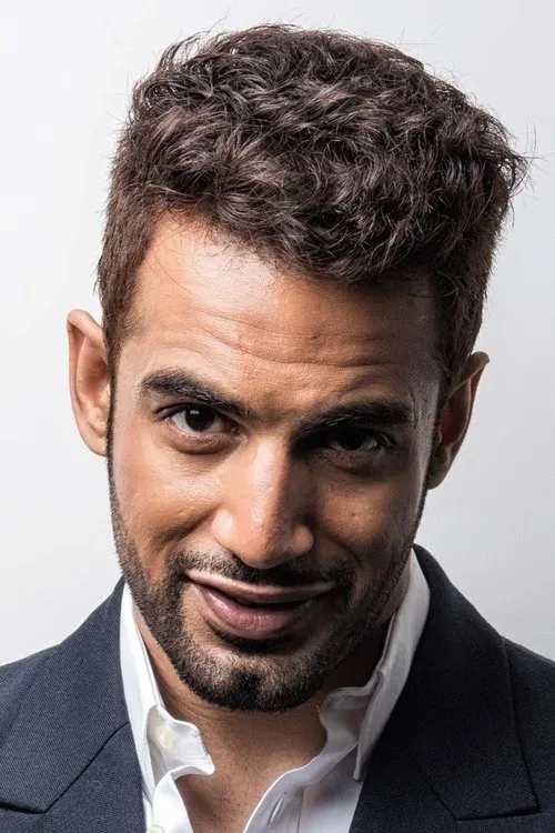 Upen Patel interpretando a John