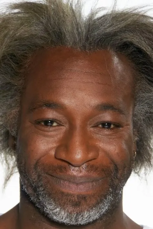 Urfé Koupaki interpretando a Hakim