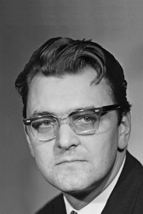 Юрий Яковлев interpretando a (Russian version narrator)