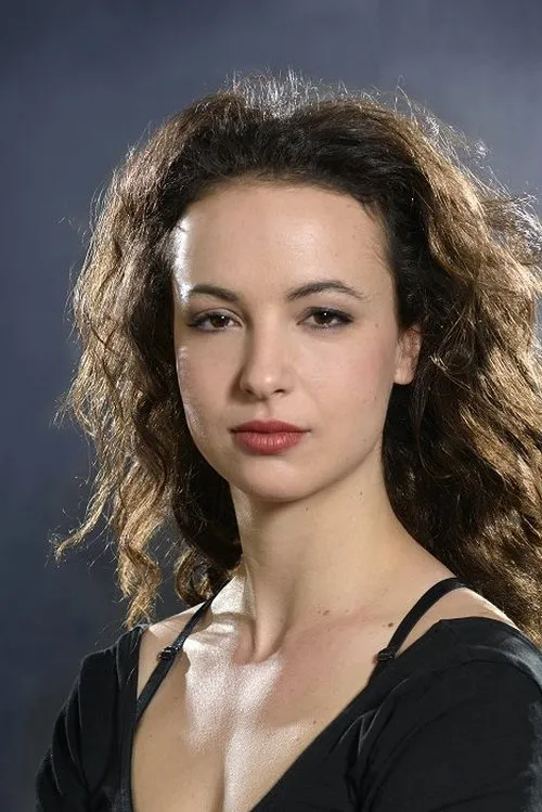 Urška Taufer interpretando a Nina Bergman