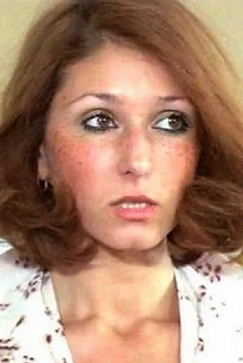 Ursule Pauly interpretando a French Girlfriend