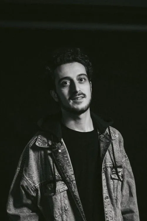 Vache Yeritsyan interpretando a