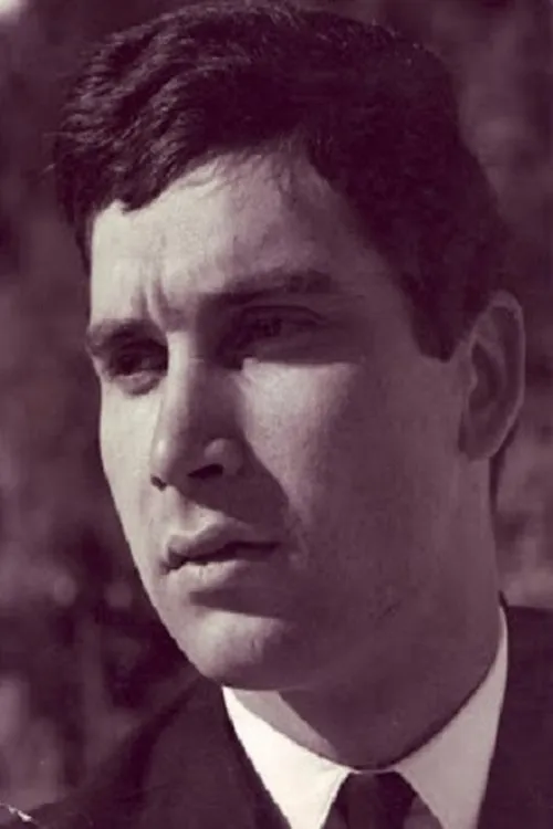 Vagelis Ploios interpretando a Kostas