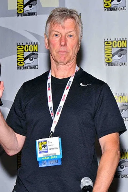 Val Mayerik interpretando a Damian