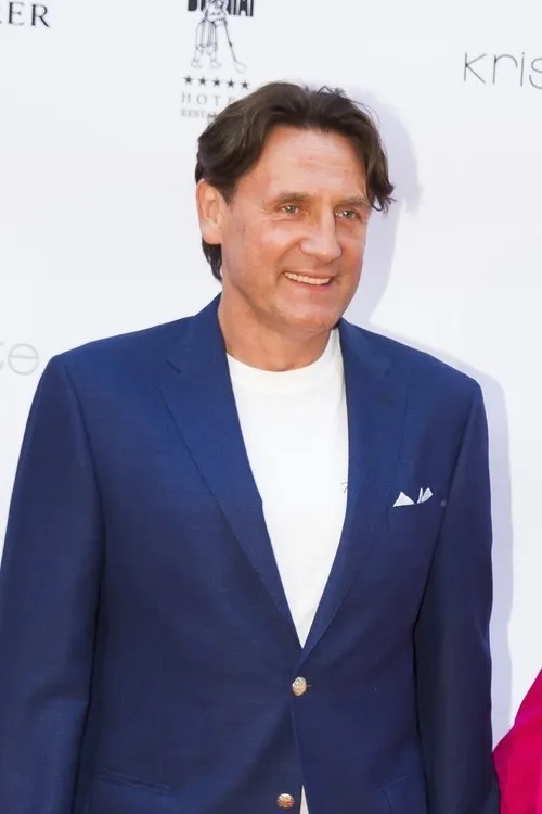 Valdemaras Chomičius interpretando a Himself