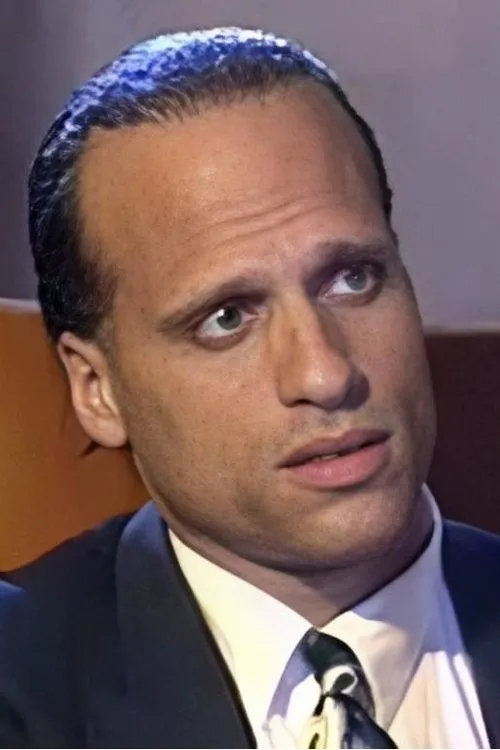 Valentino interpretando a Man in the Van / Station Attendant