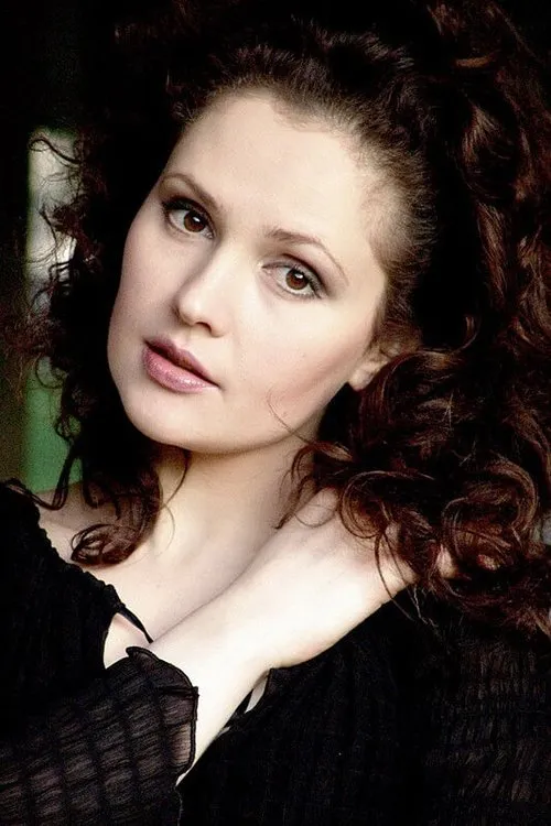 Валерия Арланова interpretando a Angela