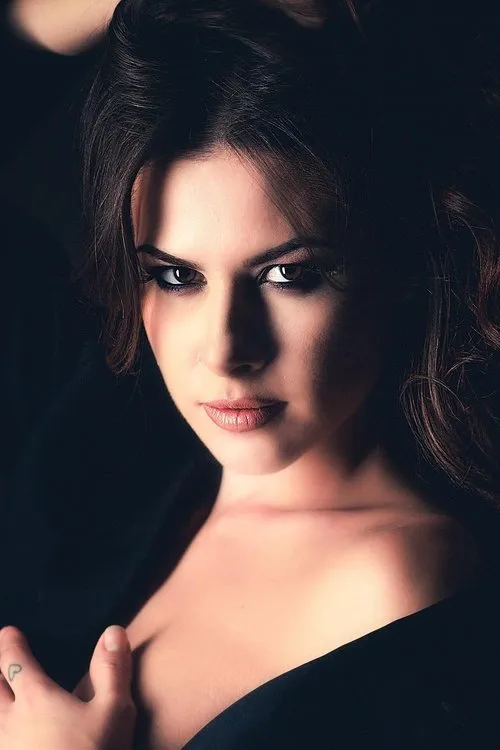 Valeria Lariccia interpretando a Moglie Spinato