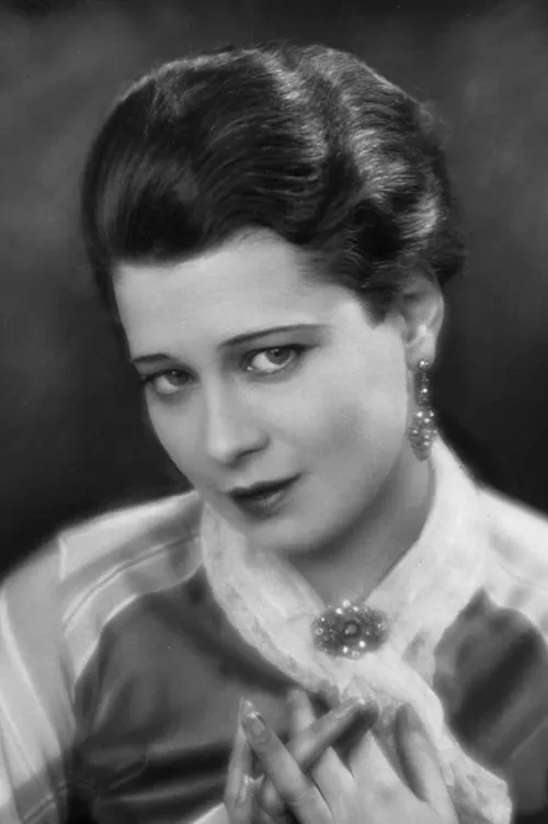 Valerie Boothby interpretando a Seine Freundin Olga