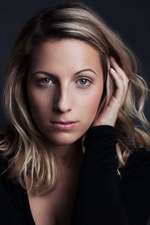 Valerie Mya interpretando a Lena