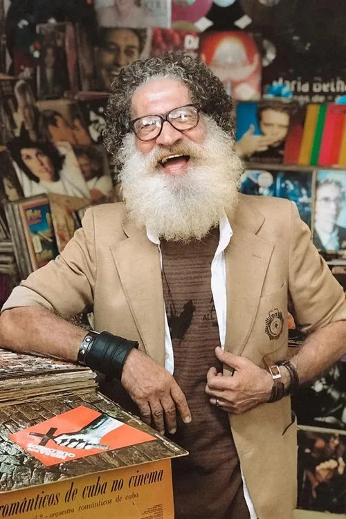 Valter Vieira da Silva interpretando a Record / Book Store Owner (as Golias)