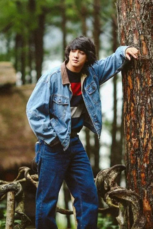 Văn Tùng interpretando a Chú Sáu (Công An)