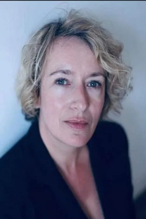 Vanessa Aiffe interpretando a Séréna