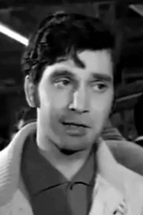 Vangelis Ploios interpretando a 