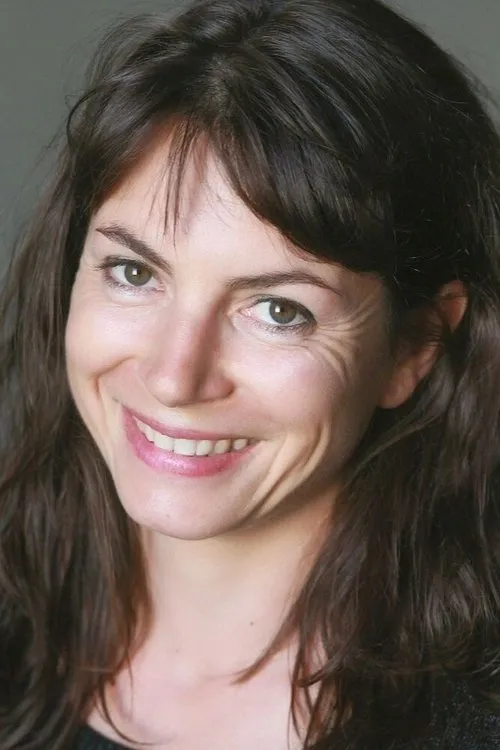 Vanina Delannoy interpretando a La cousine Solange