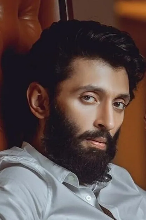 Vasanth Ravi interpretando a Prabhunath