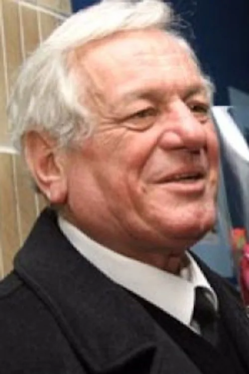 Vasillaq Vangjeli interpretando a Koçi