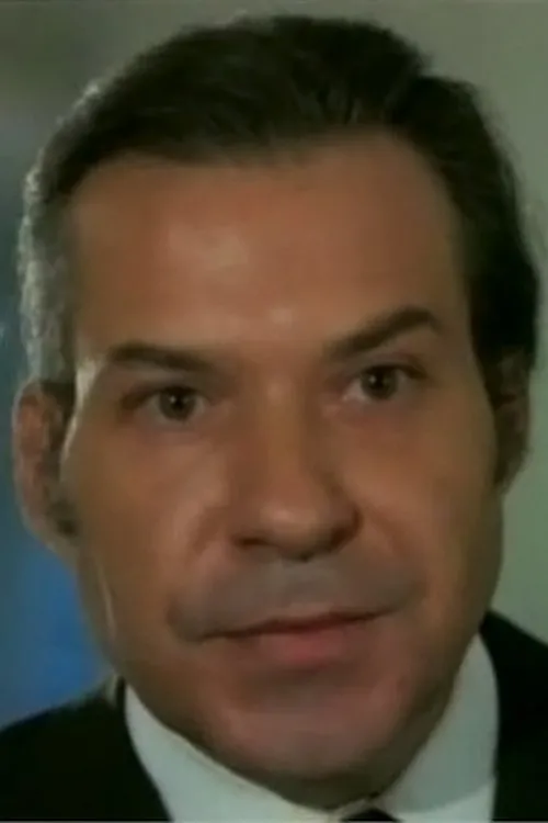 Vasos Andronidis interpretando a Minister