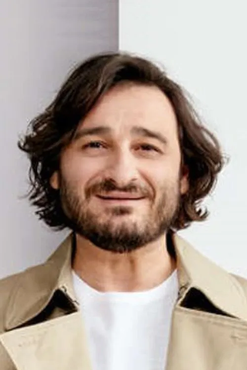 Vassilis Haralambopoulos interpretando a Fatos