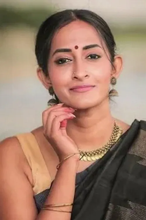 Vasudha Krishnamoorthy interpretando a Congresswoman